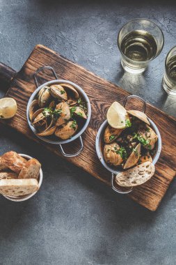 İki tava beyaz şaraplı ve otlu istiridye. Üst görünüm