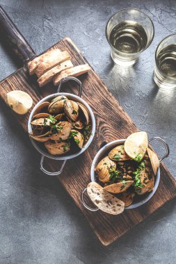 İki tava beyaz şaraplı ve otlu istiridye. Üst görünüm