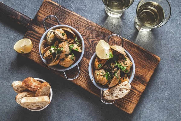 İki tava beyaz şaraplı ve otlu istiridye. Üst görünüm