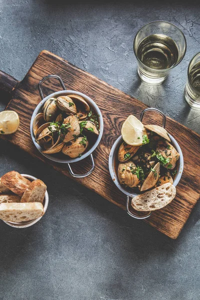 İki tava beyaz şaraplı ve otlu istiridye. Üst görünüm