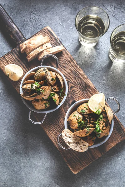 İki tava beyaz şaraplı ve otlu istiridye. Üst görünüm