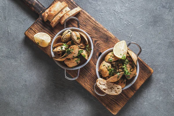 İki tava beyaz şaraplı ve otlu istiridye. Üst görünüm