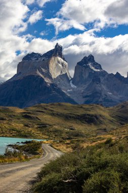 Los Cuernos 'a giden yol, Şili Patagonya' daki Torres del Paine Ulusal Parkı