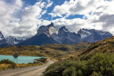 Los Cuernos 'a giden yol, Şili Patagonya' daki Torres del Paine Ulusal Parkı