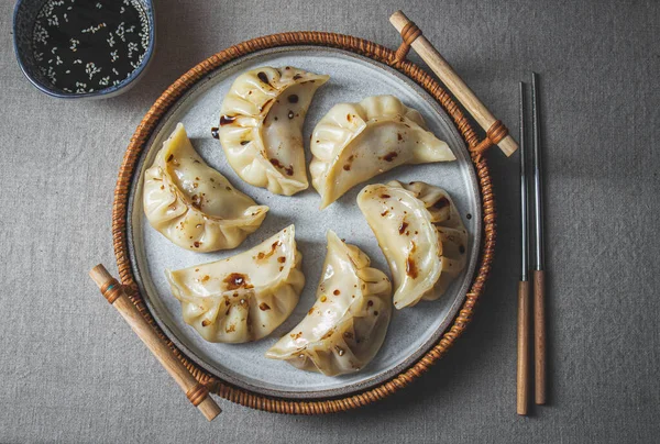 Gyoza japán koreai gombóc szürke tányéron az asztalon. felülnézet — Stock Fotó