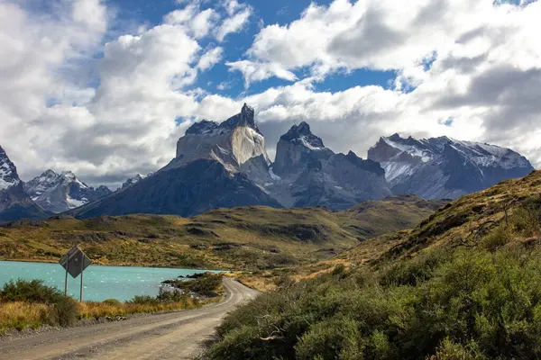Road to the viewpoint Los Cuernos, Torres del Paine nemzeti park a chilei Patagóniában — Stock Fotó