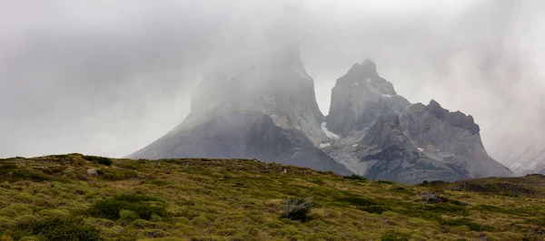 Straße zum Aussichtspunkt Los Cuernos, Nationalpark Torres del Paine im chilenischen Patagonien — Stockfoto