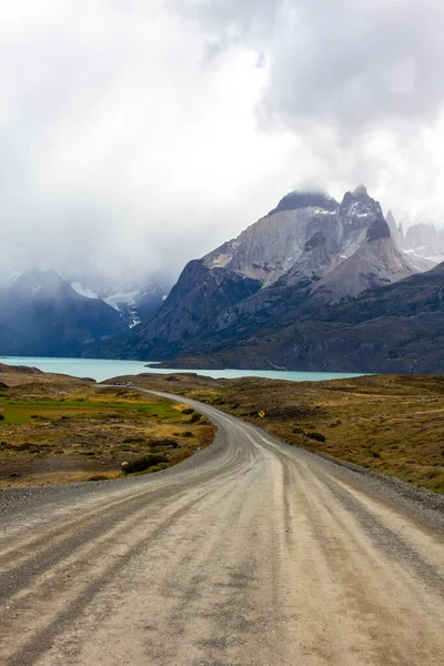 Carretera en parque nacional chileno en Patagonia Torres del paine — Foto de Stock