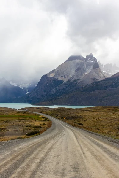 Väg i chilensk nationalpark i Patagonien Torres del paine — Stockfoto