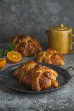 Ölüm günü için Meksika usulü pan de muertos. Üst görünüm.