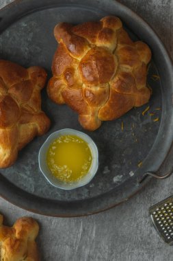 Ölüm günü için Meksika usulü pan de muertos. Üst görünüm.