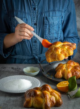 Ölü Pan de Muertos 'u Meksika Ölüler Günü için hazırlayan kadın..
