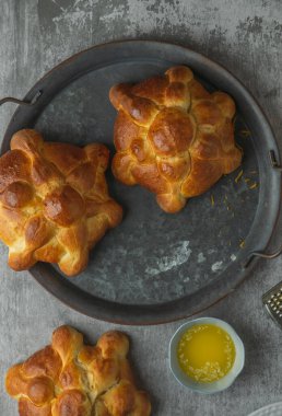 Ölüm günü için Meksika usulü pan de muertos. Üst görünüm.