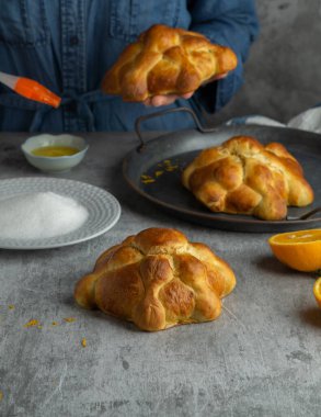 Ölü Pan de Muertos 'u Meksika Ölüler Günü için hazırlayan kadın..