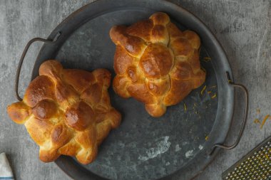Ölüm günü için Meksika usulü pan de muertos. Üst görünüm.