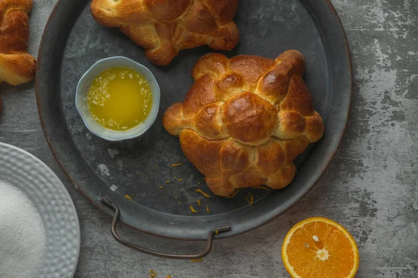 Ölüm günü için Meksika usulü pan de muertos. Üst görünüm.