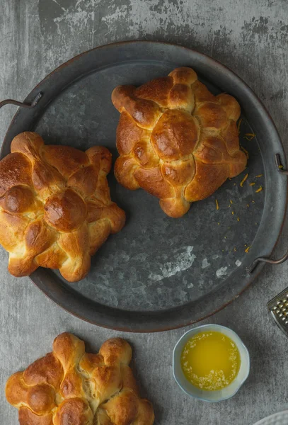 Ölüm günü için Meksika usulü pan de muertos. Üst görünüm.