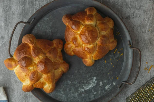 Ölüm günü için Meksika usulü pan de muertos. Üst görünüm.
