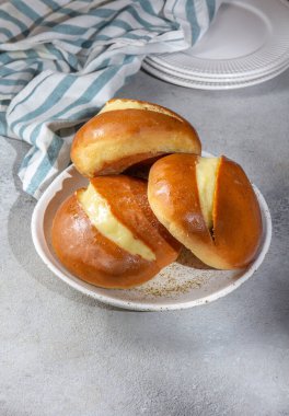 Berlin topları. Portekiz çörekleri ya da yumurta kremalı Berlinliler. Şili 'nin Berlinleri Brezilya' nın Sonho 'su.