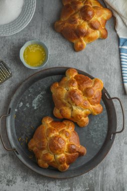 Ölüm günü için Meksika usulü pan de muertos. Üst görünüm.