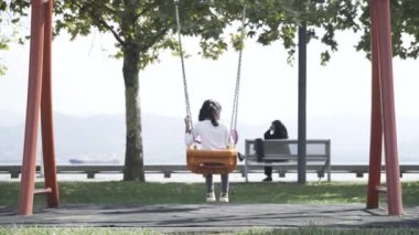Küçük kız sallanıyor salıncakta