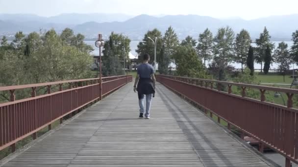 Marcher Sur Pont Métallique Vers Mer — Video