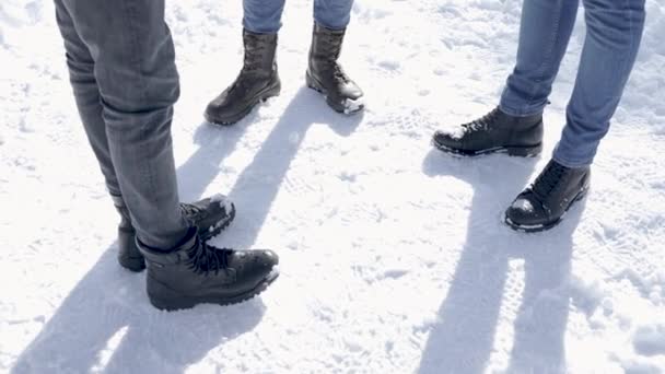Die Füße Der Menschen Schnee — Stockvideo
