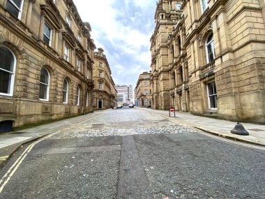 Halifax, Yorkshire, İngiltere 'nin merkezindeki Viktorya dönemi taş binalarıyla Crossley Caddesi' ne bakın.