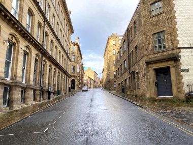 Yukarı bakıyorum, Papaz Lane, Victoria dönemi taş binalarıyla dolu, ıslak bir öğleden sonra, Küçük Almanya, Bradford, İngiltere