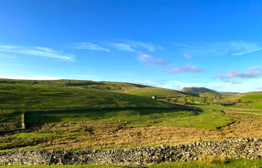 Akşamları Henside Yolu 'ndan dağ tepelerine, Settle, Yorkshire, İngiltere yakınlarındaki dağ tepelerine kadar uzanan sonbahar manzarası.