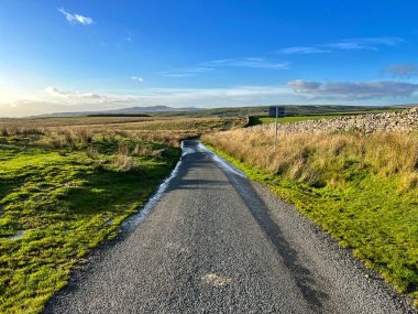 Henside Yolu boyunca ilerleyin, kuru taş duvarlar ve bataklık arazisi, Langcliffe, Settle, İngiltere