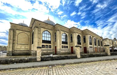 Bradford Merkez Camii, İngiltere 'de Bradford, Yorkshire' ın merkezine yakın Victoria döneminden kalma taş kaldırımlı bir caddenin yanında.