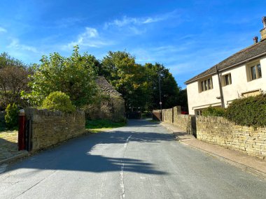 Yukarı bakıyorum, Tetley Lane, ağaçlar, bahçeler ve evlerle, güneşli bir günde, Northowram, Halifax, İngiltere