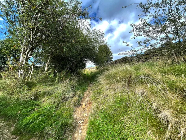 Stezka Přes Krajinu Nad Vesnicí Leeming Keighley Velká Británie — Stock fotografie