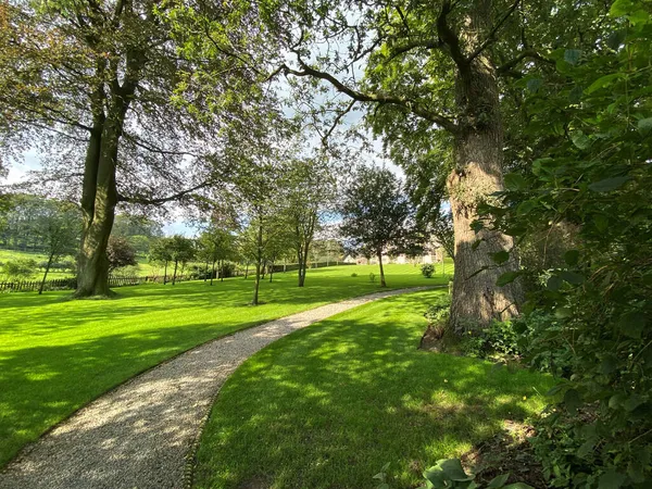 Klein Voetpad Tussen Bomen Het Dorp Slaidburn Clitheroe Verenigd Koninkrijk — Stockfoto