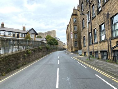 Yukarı bakıyorum, Grattan Yolu, Bradford, Yorkshire, İngiltere 'nin ortasında.