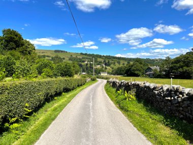 Silver Hill yakınlarındaki kır yolu, kuru taş duvarlar, çiftlikler ve tepeler, Pateley Köprüsü, Harrogate, İngiltere