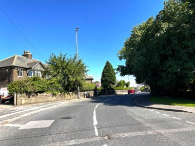 Uppermoor boyunca, evler, ağaçlar ve mavi gökyüzü, Pudsey, Leeds, İngiltere