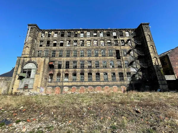 Büyük Terkedilmiş Victoria Dönemi Taş Fabrikası Atık Arazili Planda Bradford — Stok fotoğraf