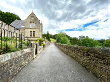 Hill End Yolu boyunca, New Delph yakınlarında, evleri, kuru taş duvarları ve bulutlu gökyüzü, Oldham, İngiltere