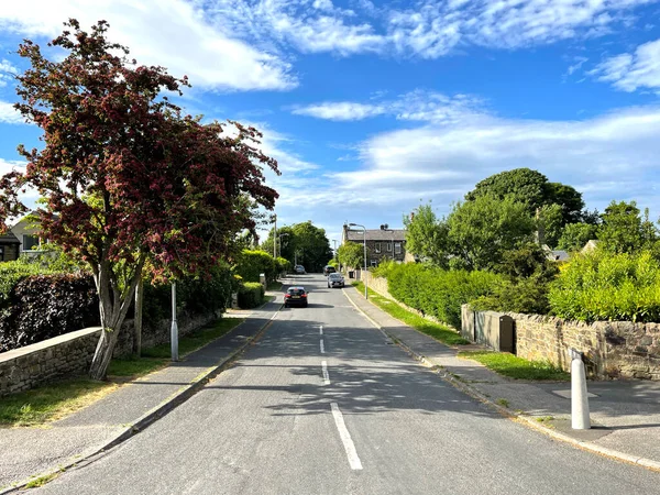 Die Carlton Road Mit Bäumen Häusern Und Blauem Himmel Keighley — Stockfoto