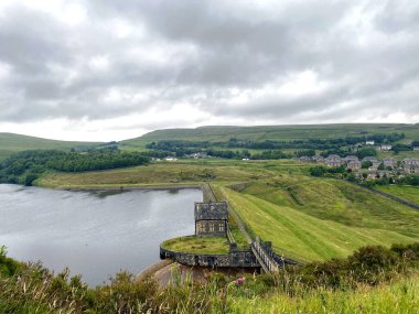 İngiltere 'de Marsden, Huddersfield, İngiltere' de, Butterley Reservoir 'ın manzarası.