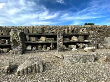 Eski taşlar, bir Abbey harabelerinden çıkarıldı, güneşli bir günde, Sawley, Clitheroe, İngiltere