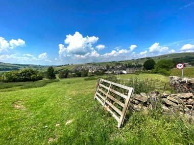 Bradley köyüne doğru, Bradley, Skipton, İngiltere yakınlarındaki bir yaz gününde tarlalara bakıyorum.