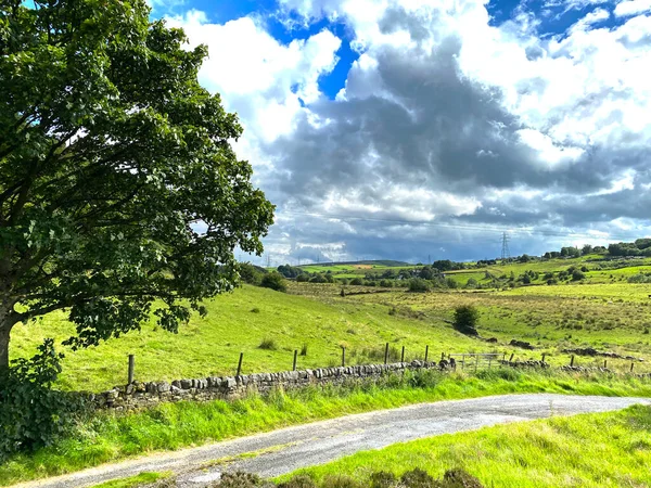 Zware Wolken Heuvels Velden Een Kleine Strook Met Droge Stenen — Stockfoto