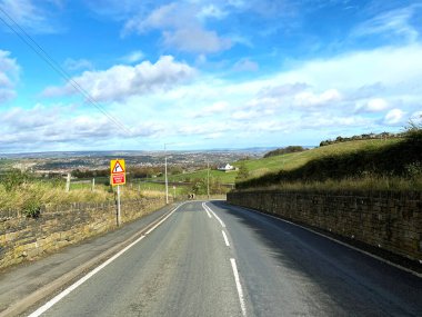 Aşağı bak, Baldwin Lane, kuru taş duvarlı, ve uzak mesafedeki ev, Bradford, Yorkshire, İngiltere