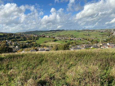 Görüntü, Brow Top Road 'dan, Haworth' a bakan, uzak tepelerle, Queensbury, Bradford, İngiltere yakınlarındaki bir sonbahar gününde