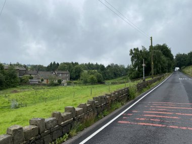 Oldham 'a giden yolun yan görüntüsü, çiftlik binaları, yeşil tarlalar, ve yakın, Marsden, Huddersfield, İngiltere