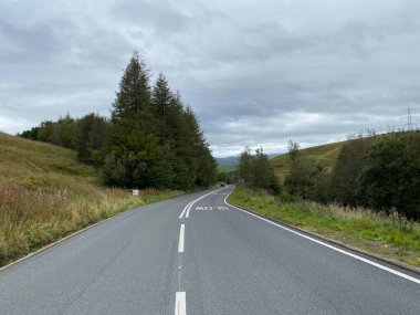 Aşağı bak, Huddersfield Yolu, bataklık arazisi ve yakınındaki ağaçlarla, Rochdale, Lancashire, İngiltere