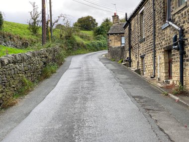 Lumb Lane 'e bakın, kuru taş duvarlar, kulübeler ve tarlalar, bulutlu bir günde, Sowerby Köprüsü, Yorkshire, İngiltere